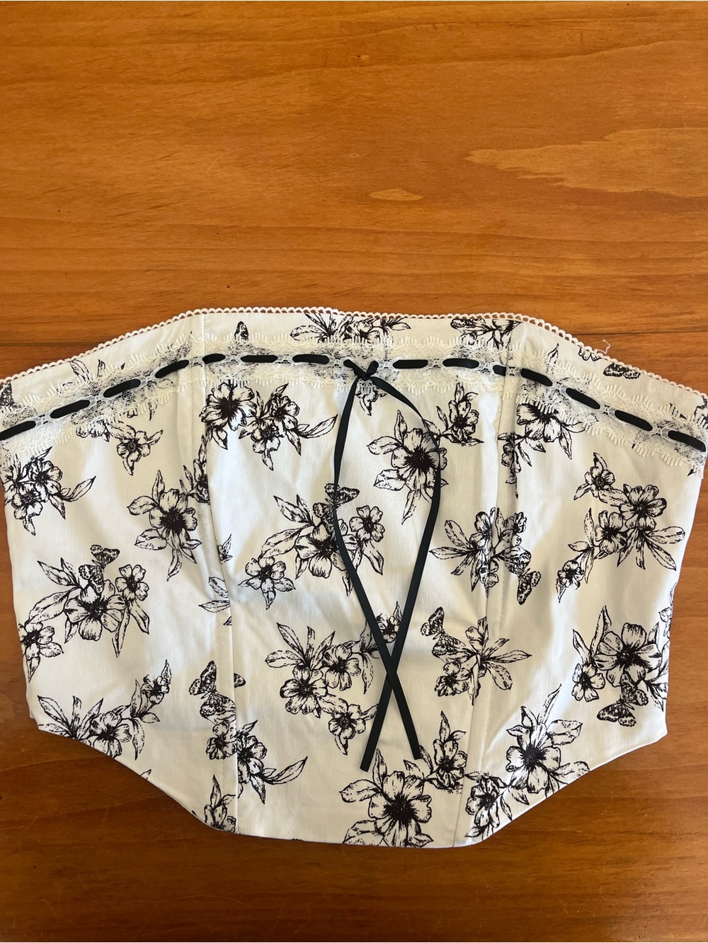 Floral Lace-Trim Strapless Crop Top in White and Black
